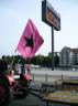 Trecker vom Schwarzen Kanal zeigt Flagge